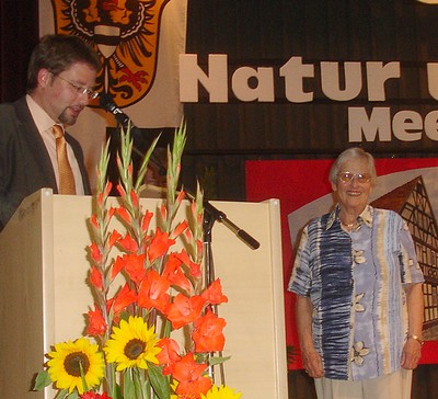 Bürgermeister Thorsten Stolz ehrte Irmgard Schäfer; Foto: NABU/S.Winkel