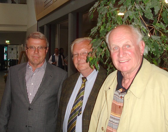 Norbert M�ller (Mitte) und Karl Seyler (rechts) vertraten die NABU-Gruppen Gro�enhausen und Eidenges��; Foto: NABU/S.Winkel
