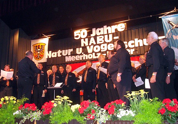 Der Männer-Gesangverein Meerholz erschien zur Ehre der NABU-Gruppe mit zahlreichen Sängern; Foto: NABU/S.Winkel
